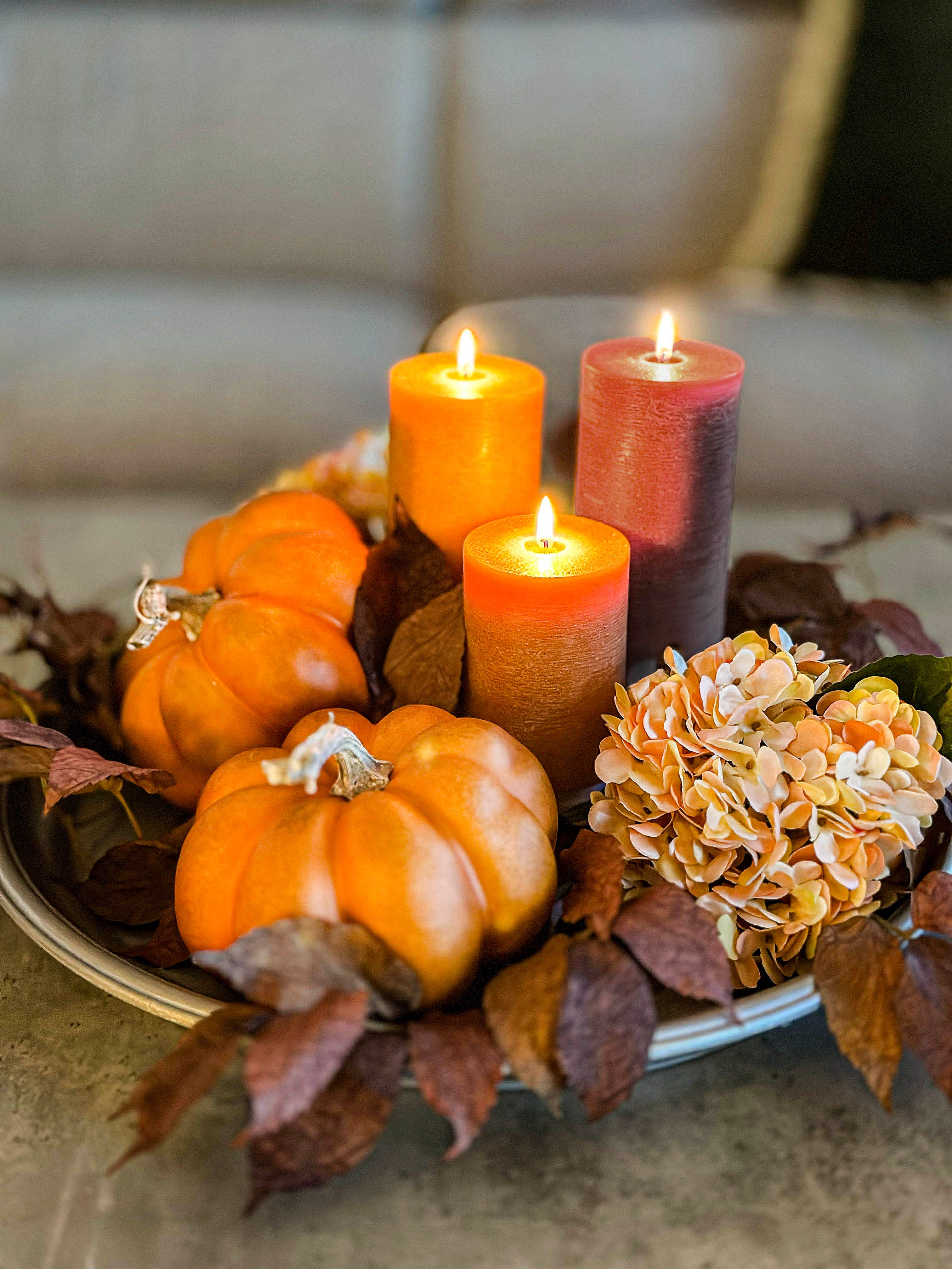 Efterårs dekoration med kunstige græskar og hortensia - Brøndsholm
