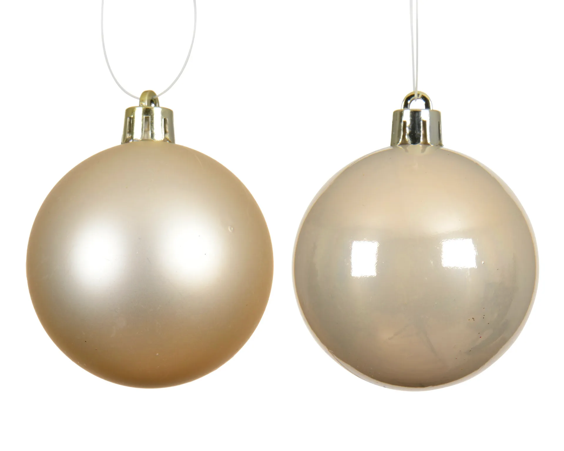 Julekugler i champagne farvet af genbrugsplast closeup