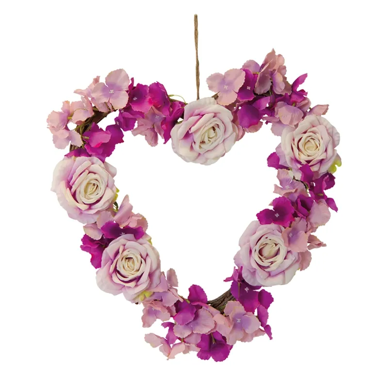 Kunstig blomster krans med blomster formet som et hjerte i lilla nuancer