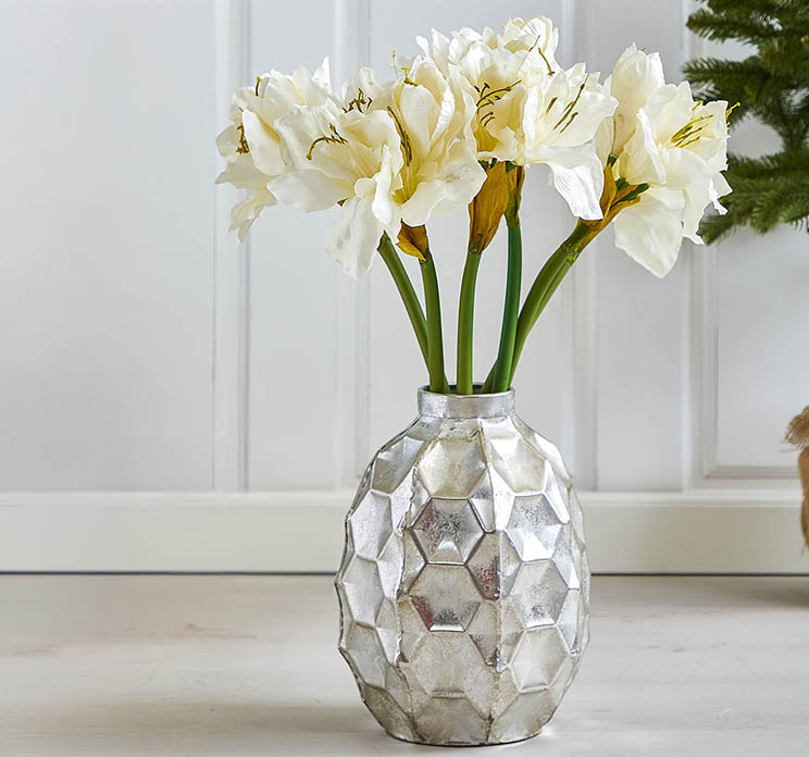 Amaryllis også kaldet de fire verdenshjørner kunstig blomst af plast i hvid vist i vase i stuemiljø