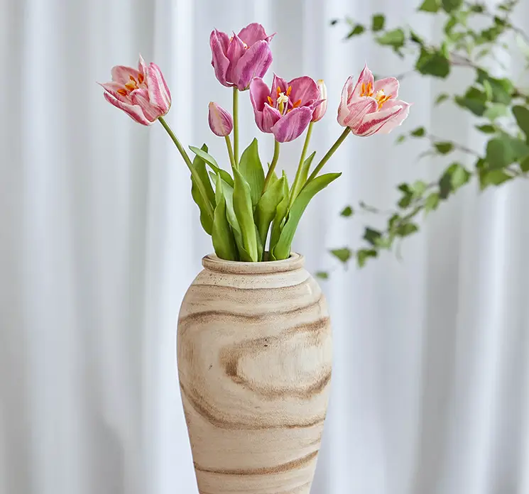 Tulipan buketter i lilla og lyserøde af kunstige blomster med real touch i plast gummi 48cm vist i trævase