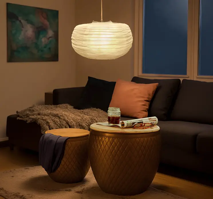 Lampeskærm af lyst tyndt stof i hvid 45cm vist i stuemiljø om aftenen