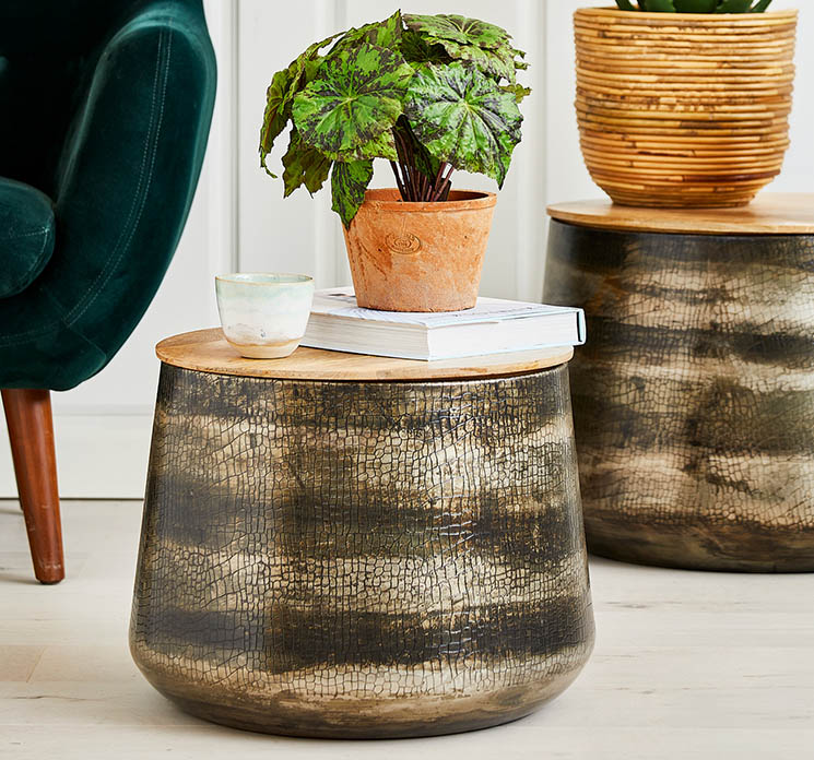 Kunstig konge begonia plante af plast i ler krukke vist i stuemijø på små zink borde