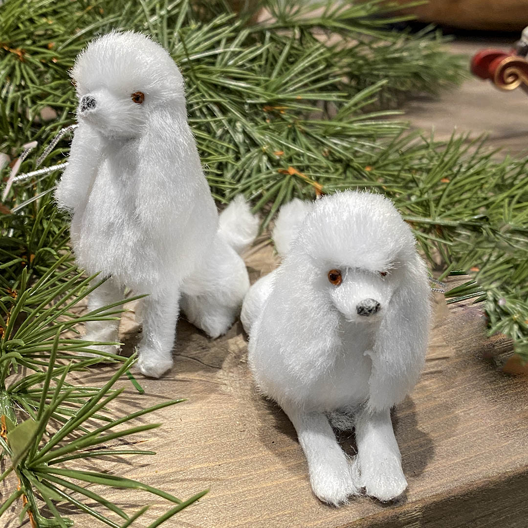 Små fine puddelhunde i hvid til at stille på julebordet eller hænge på jultræet