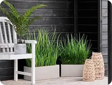 Bregne og græs af plast uv-beskyttet vist i terrasse miljø, kunstige planter