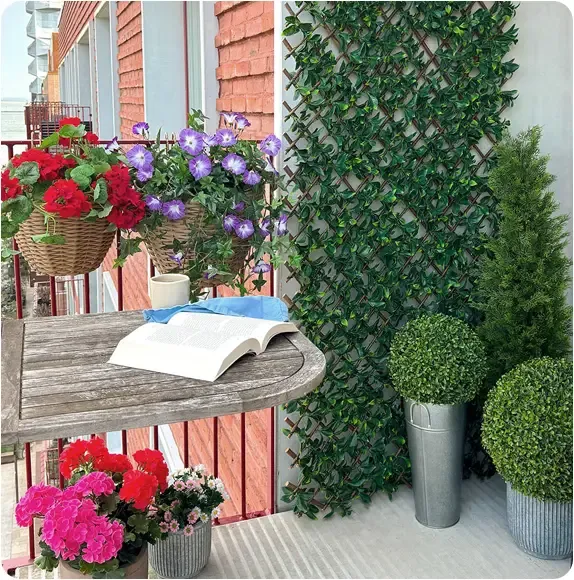 planter og blomster af plast med uv-beskyttelse vist på altan miljø