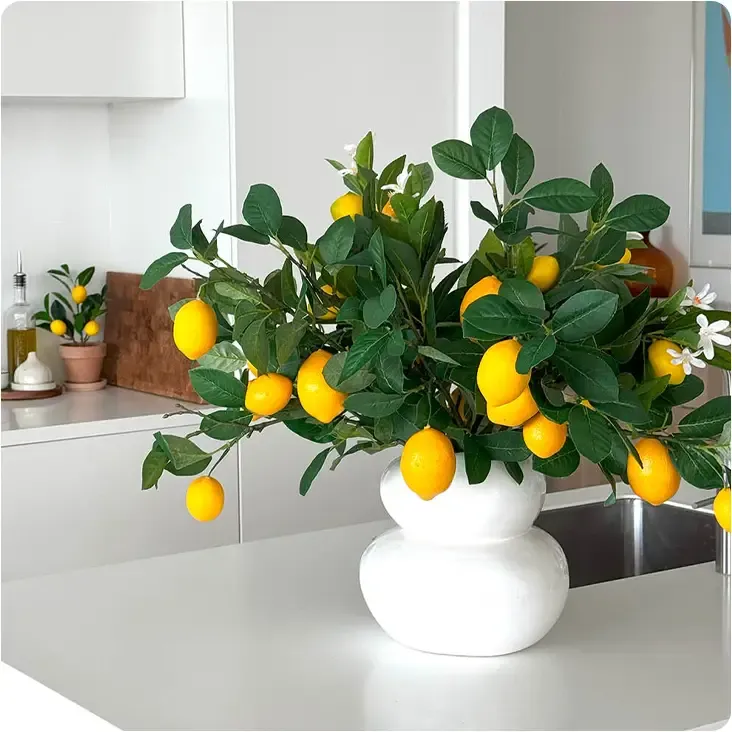 Citrongrene og lille citrontræ kunstig vist i køkkenmiljø