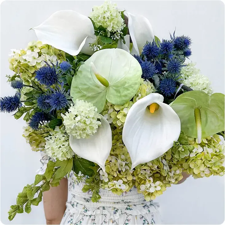 Blomster i hvide, grønne og lilla samlet i en stor flot buket, kunstige blomster