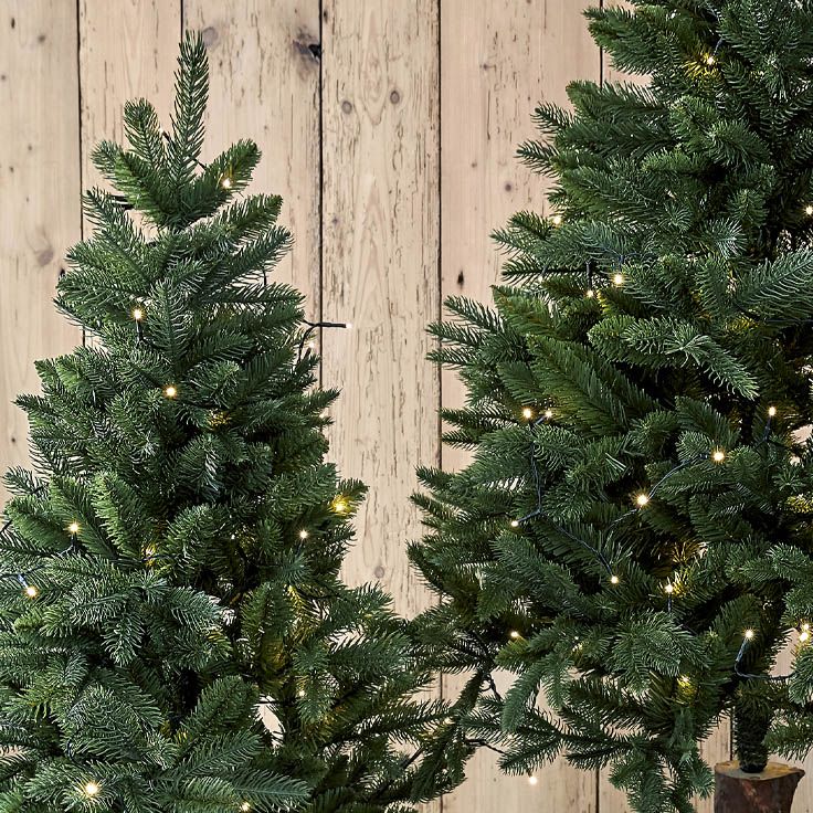 Kunstige juletræer i nærbillede