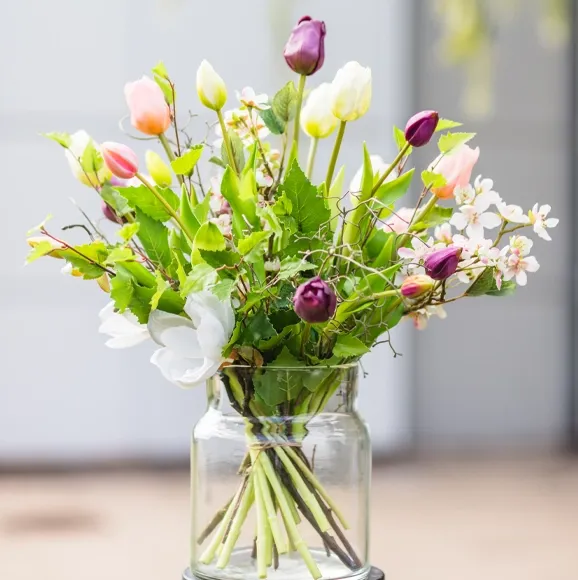 Skøn forårsbuket med bl.a. vores flotte naturtro tulipaner