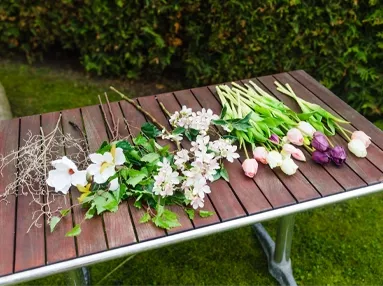 Display af de forskellige kunstige blomster som bl.a. naturtro tulipaner til forårsbuketten
