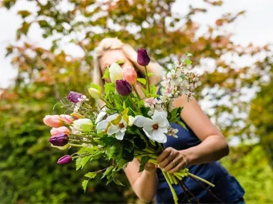 Blomsterbinderen der er i gang med at lave en forårsbuket