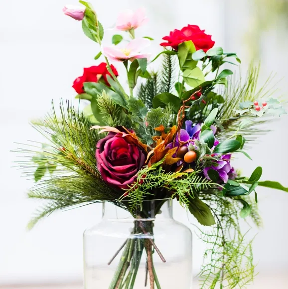 Flot og moderne julebuket af kunstige blomster bl.a. juleroser