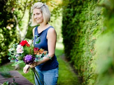 Blomsterbinderen der er i gang med at lave en julebuket