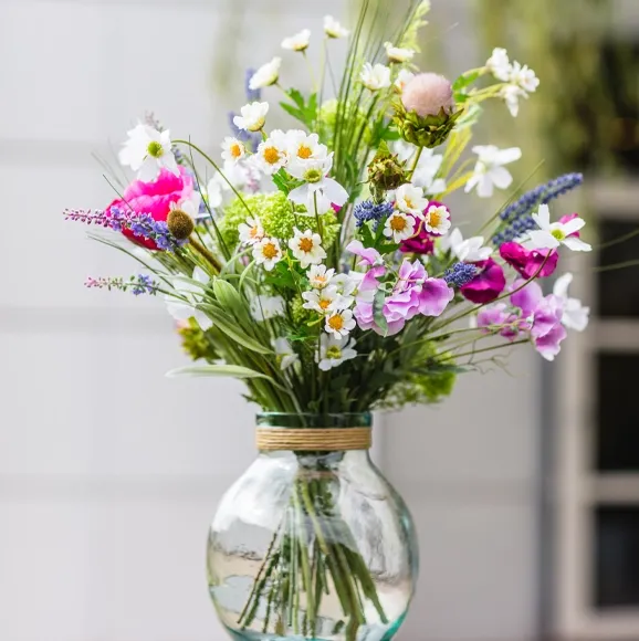 Flot sommerbuket af kunstige blomster bl.a. med ærteblomster og margueritter