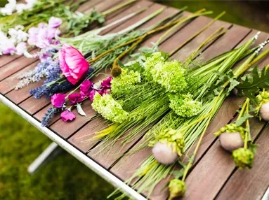 Forskellige kunstige sommerblomster som valmuer og ærteblomster