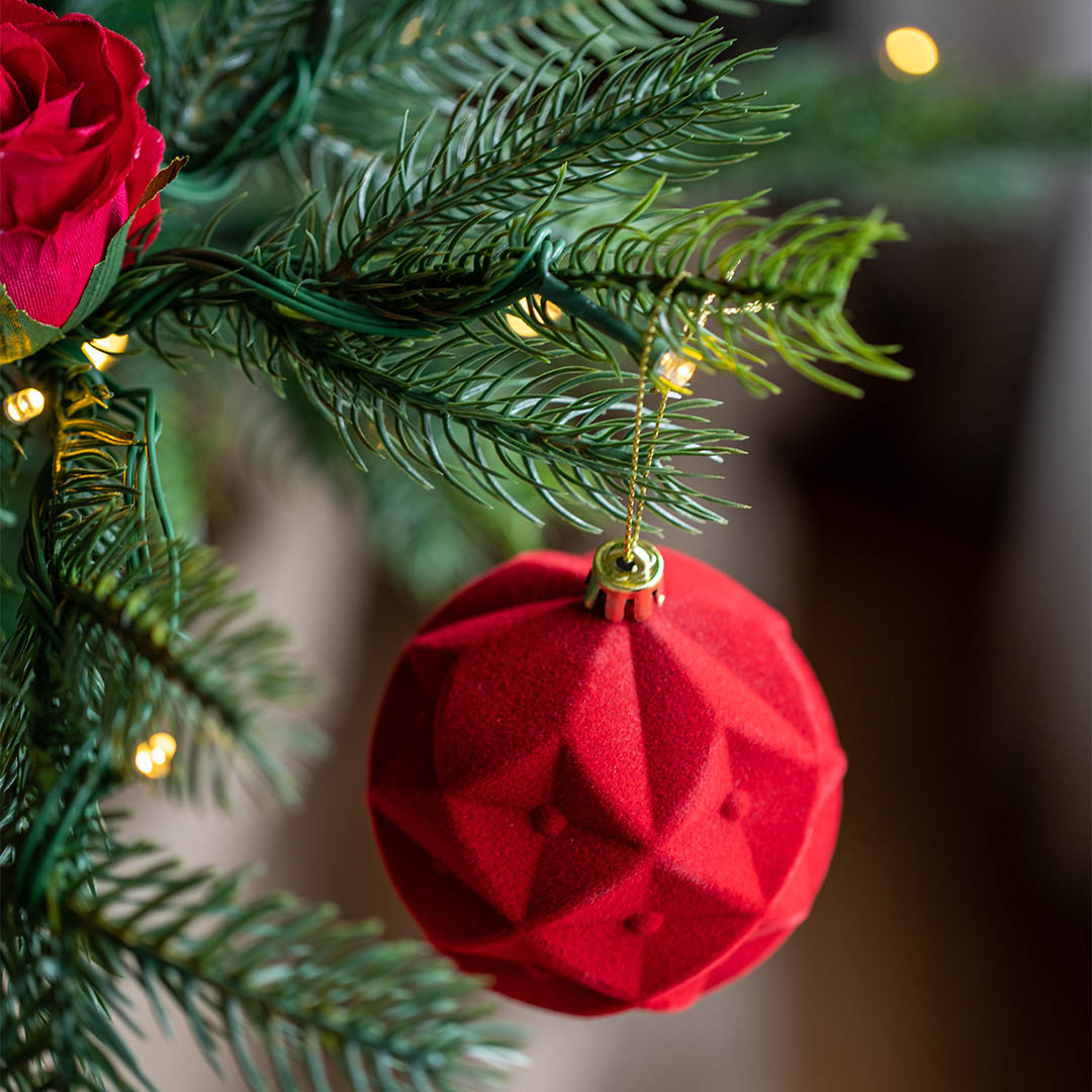 Julkugler med mønster i rød af velour