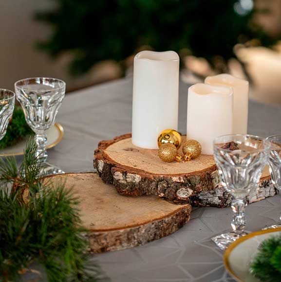 Borddekoration med træskiver og stearinlys