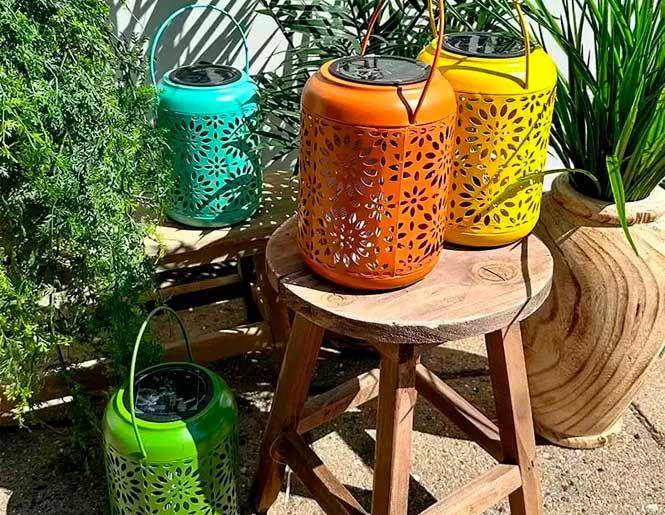 Farverige solcelle lanterner til haven
