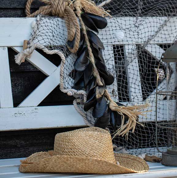 Fiskenet med strandskaller og hat