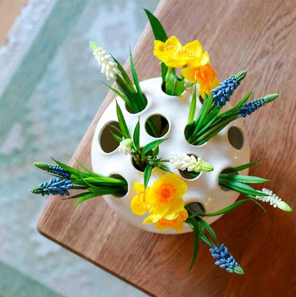 Forårs blomster i hvid vase