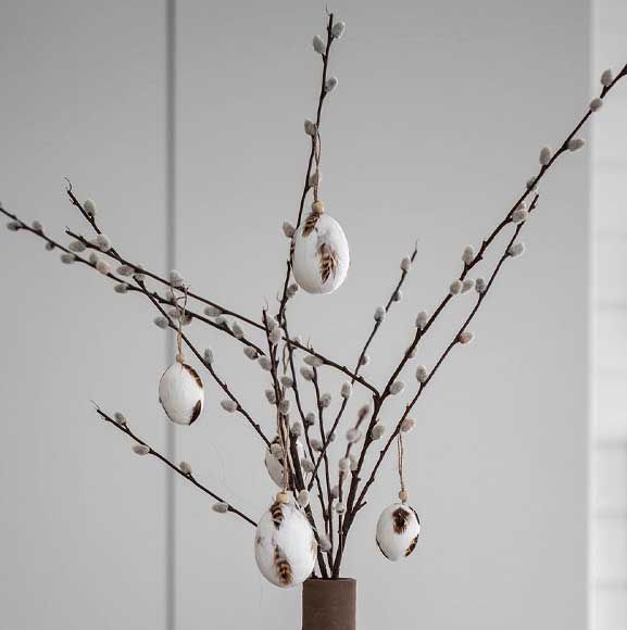 Hvide påskeæg med gæslinger