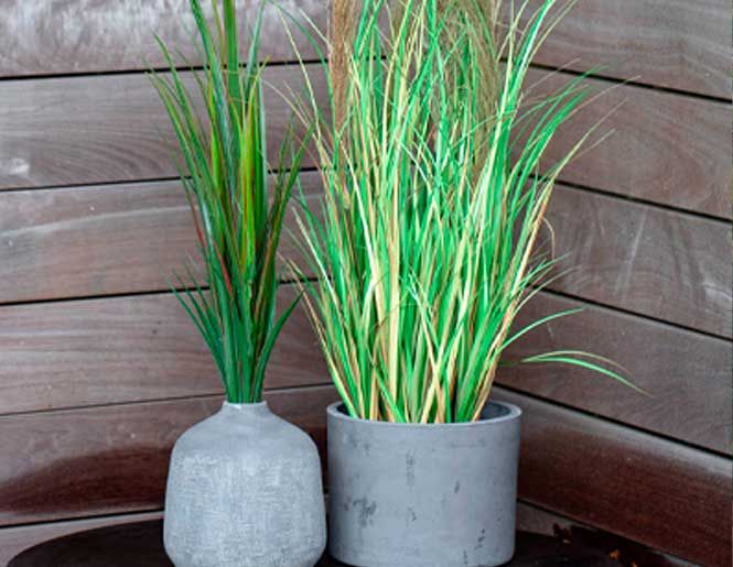 Kunstig græs i cementkrukker