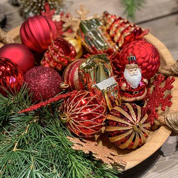 Rød og guld juledekoration i træfad