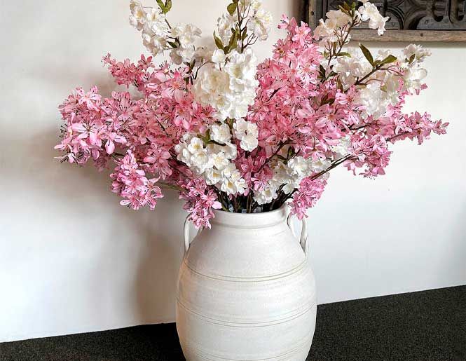 Hvid gulvvase med lyserøde og hvide blomstergrene