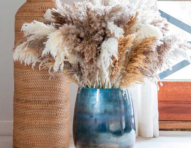 Blå gulvvase med pampasgræs