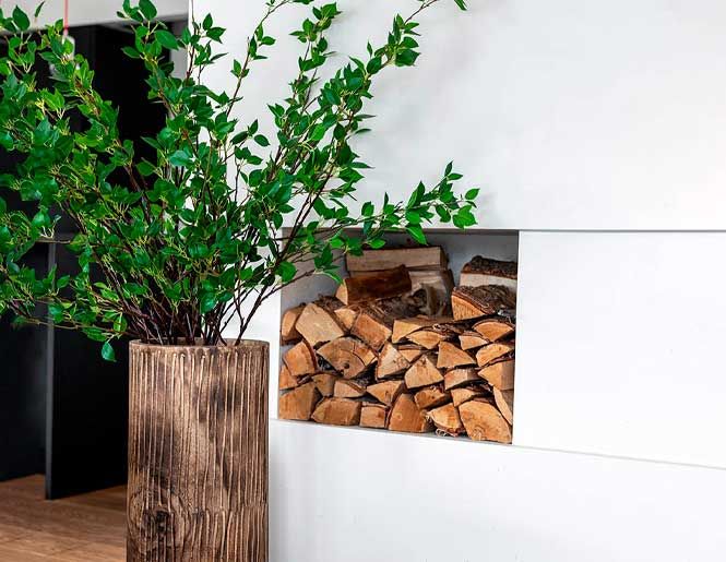 Gren med grønne blader i stor trævase