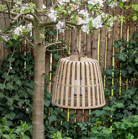 Hængende, flettede lanterne