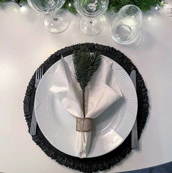 Juleborddækning med hvid serviet
