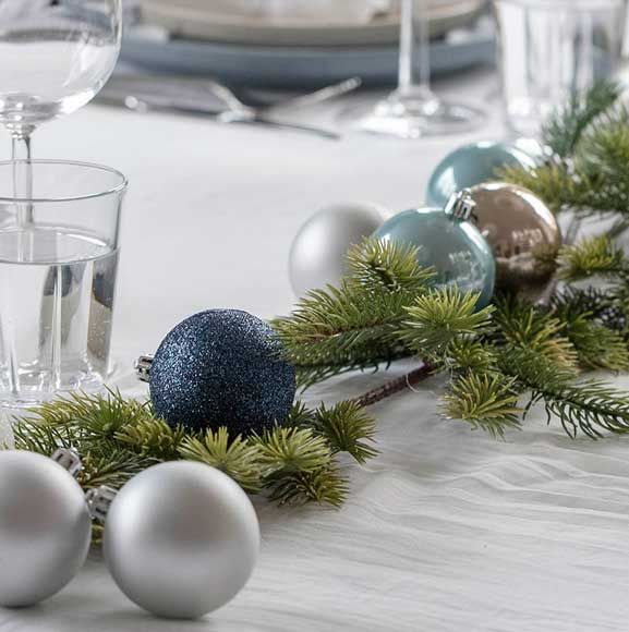 Juleborddekoration med blå og sølv julekugler