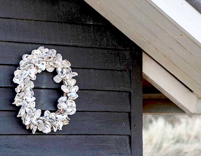 Sommerkrans med skaller i sommerhuset