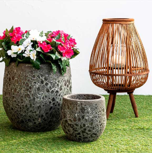 Flettede lanterne med cement krukker