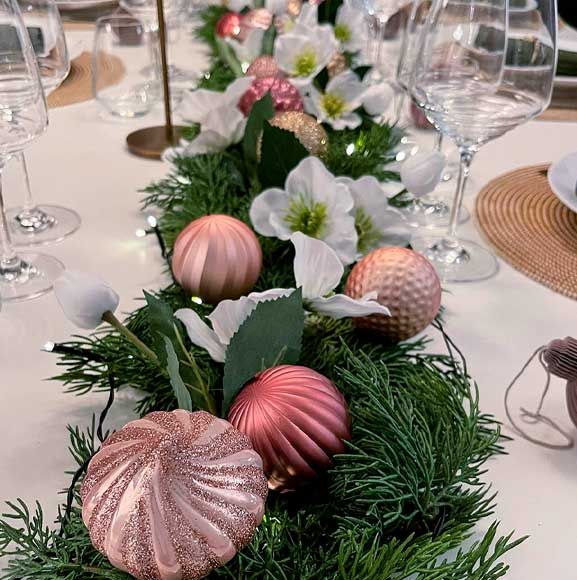 Juleborddækning i hvid o lilla