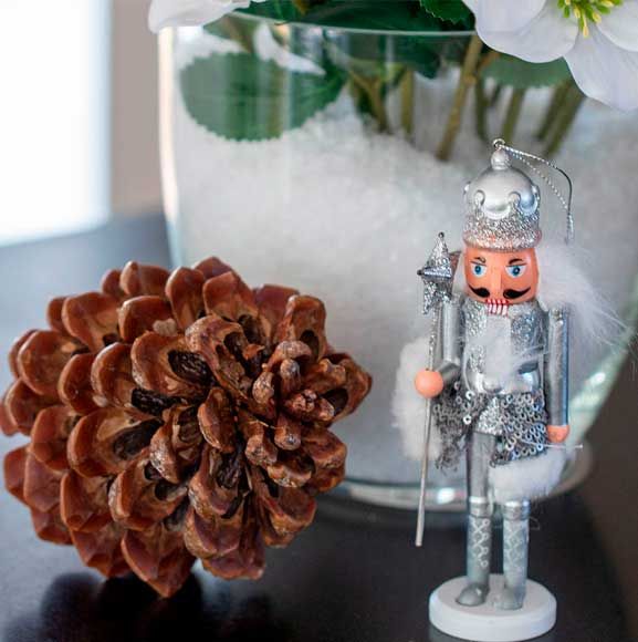 Juledekoration med en nøddeknækker i sølv