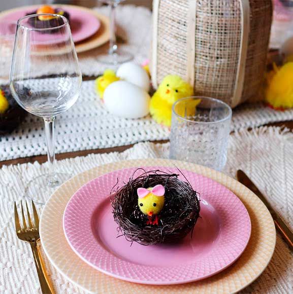 Påske bord med lyserød og gul