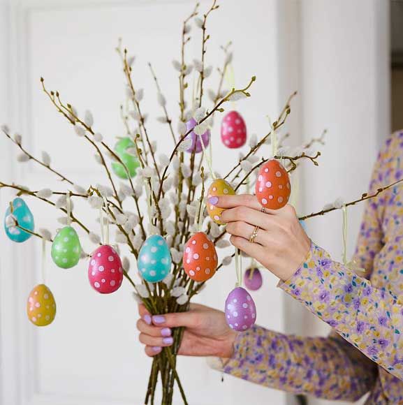 Farverige påskeæg på gæslinge grene