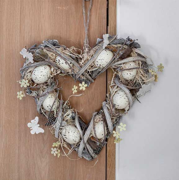 Påske krans med åskeæg i hjerteform