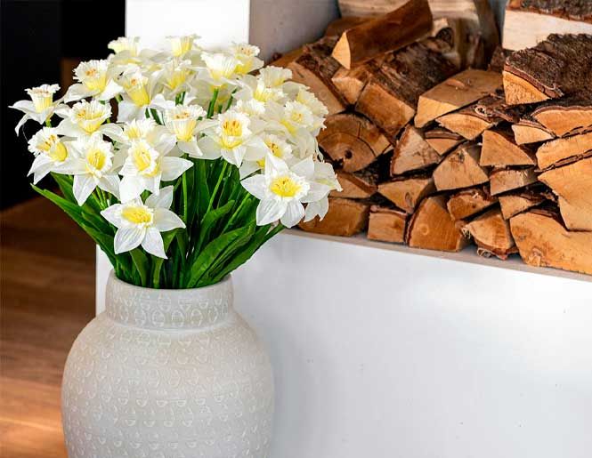 Hvide påskeliljer i gulvvase