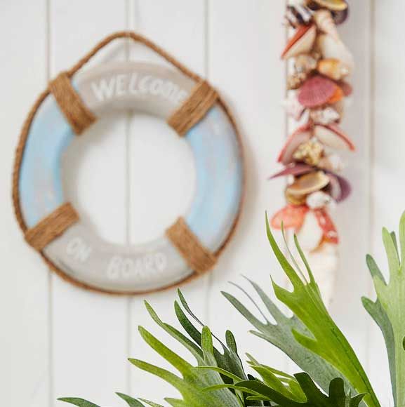 Redningskranse i grå og blå med skaller