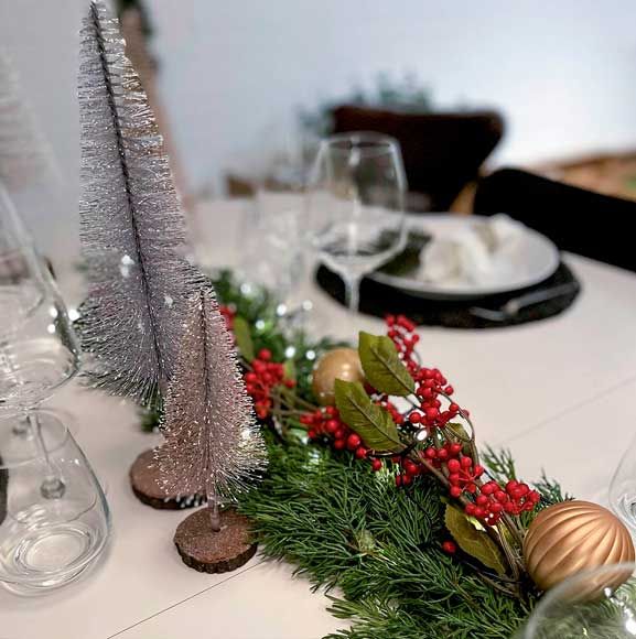 Rød og guld borddækning til jul