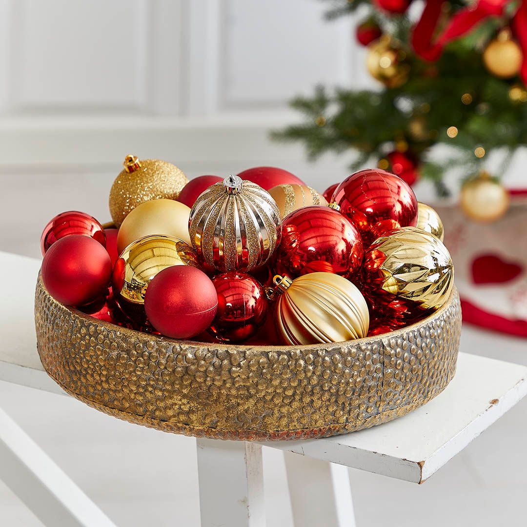 Dekoration med julekugler i rød og guld