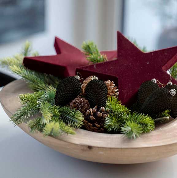 Træskål med gran, kogler, og røde stjerner