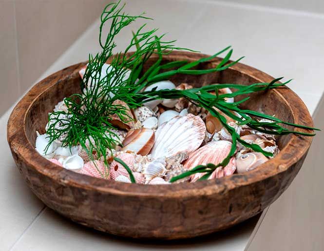 Træskål med strandskaller og søgræs
