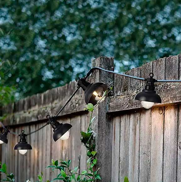 Stor, sort udendørs lyskæde i haven