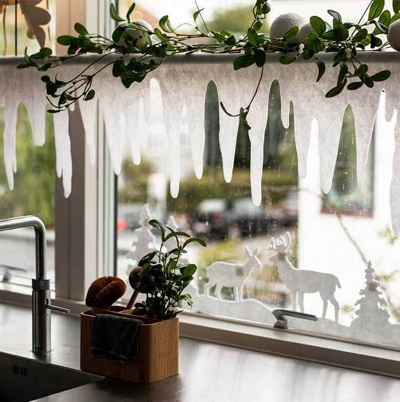 Vinterdekoration med sne i vinduet