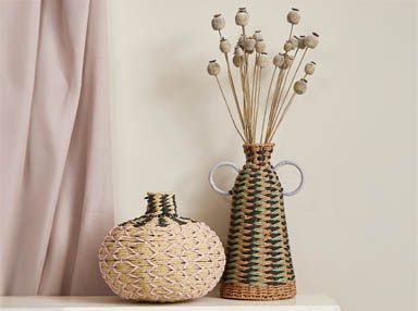 efterårsopsætning med ægte tørrede valmuefræ sat i flettet vase med hanke, ved siden af en lille rund flettet vase